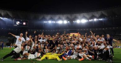 Confira momento em que Corinthians levanta a taça da Copa do Brasil