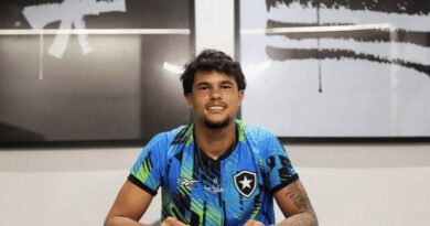 Filho de goleiro Bruno assina contrato profissional com o Botafogo