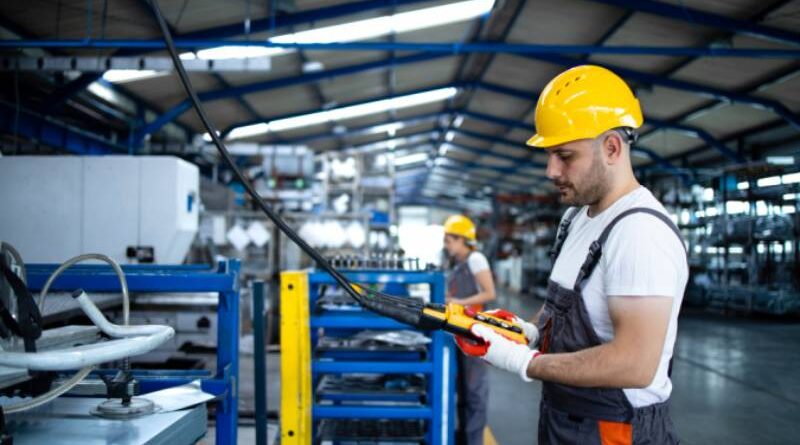 Fim da escala 6×1 elevaria custo na economia em até R$ 267,2 bi por ano, diz CNI