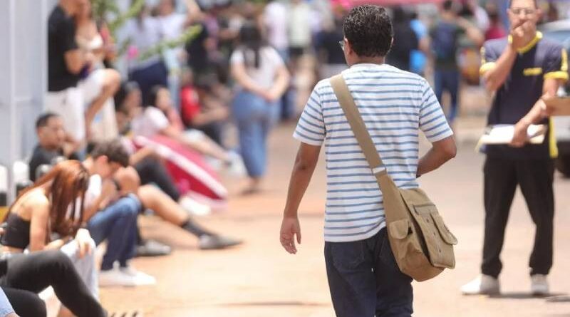 Ensino médio teve 419 mil matrículas a menos em 2025, aponta Censo