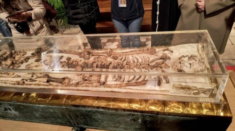 Itália exibe restos de São Francisco de Assis pela 1ª vez e peregrinos se emocionam: ‘Evento único’