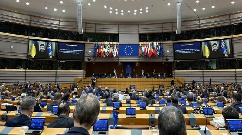 UE reage aos 4 anos de guerra com demonstrações de apoio à Ucrânia