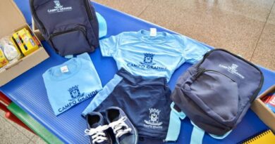 Adriane atrasa compra e 100 mil estudantes começam aulas sem uniformes e kits escolares Adriane atrasa compra e 100 mil estudantes começam aulas sem uniformes e kits escolares