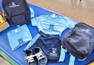 Adriane atrasa compra e 100 mil estudantes começam aulas sem uniformes e kits escolares Adriane atrasa compra e 100 mil estudantes começam aulas sem uniformes e kits escolares