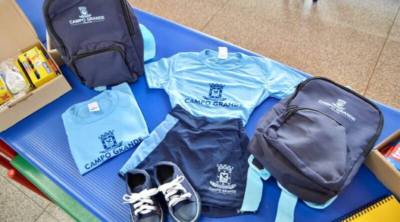 Adriane atrasa compra e 100 mil estudantes começam aulas sem uniformes e kits escolares Adriane atrasa compra e 100 mil estudantes começam aulas sem uniformes e kits escolares