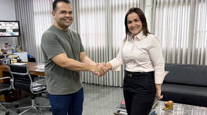 Após falta de tudo, Adriane apela às OS na saúde, modelo marcado por escândalos de corrupção Após falta de tudo, Adriane apela às OS na saúde, modelo marcado por escândalos de corrupção