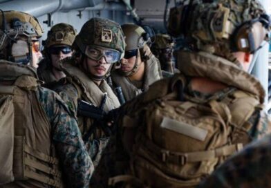 Navio de assalto anfíbio dos EUA chega ao Oriente Médio em meio a debate sobre incursão terrestre Navio de assalto anfíbio dos EUA chega ao Oriente Médio em meio a debate sobre incursão terrestre