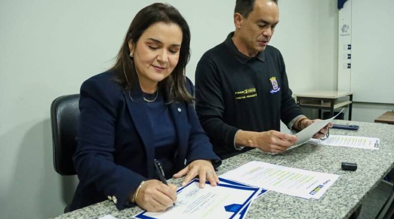 Gestão Adriane emprega esposa e filho de ex-presidente da Funesp com salário de até R$ 6,5 mil Gestão Adriane emprega esposa e filho de ex-presidente da Funesp com salário de até R$ 6,5 mil