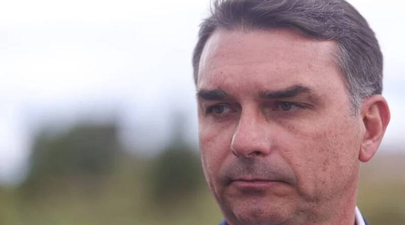 Bolsonaro “poderia ter sido encontrado morto na cela”, diz Flávio