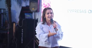 “Bolsonarista raiz” no passado e após tirar foto com Lula, Adriane evita discurso e foto com Flávio