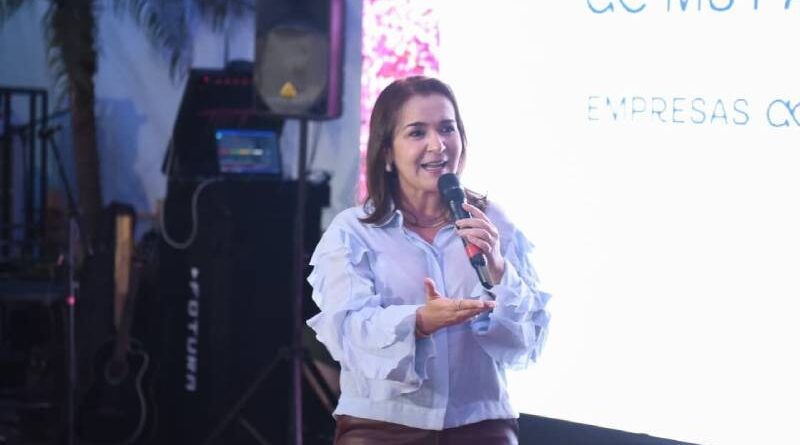 “Bolsonarista raiz” no passado e após tirar foto com Lula, Adriane evita discurso e foto com Flávio