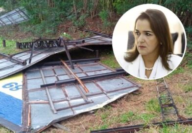 Adriane alega abuso e quer censurar novos painéis instalados após liminar da Justiça