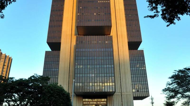 Dívida pública sobe a 79,2% e pode manter juros altos no Brasil