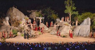 Paixão de Cristo de Nova Jerusalém tem encenações até domingo Paixão de Cristo de Nova Jerusalém tem encenações até domingo