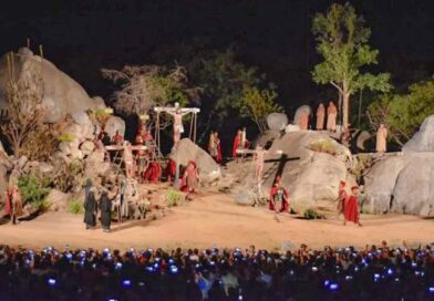 Paixão de Cristo de Nova Jerusalém tem encenações até domingo Paixão de Cristo de Nova Jerusalém tem encenações até domingo