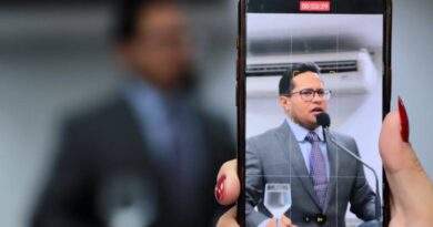 Em ação para voltar ao cargo, vítima de Sandro diz que Papy atende agressor e abusa de poder