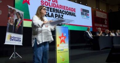 Congresso do PT exibe banner pedindo volta de Maduro para Venezuela