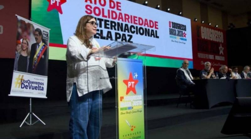 Congresso do PT exibe banner pedindo volta de Maduro para Venezuela