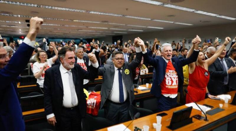 Veja como votaram os deputados na aprovação da PEC sobre escala 6×1 em comissão; 4 foram contrários Veja como votaram os deputados na aprovação da PEC sobre escala 6×1 em comissão; 4 foram contrários