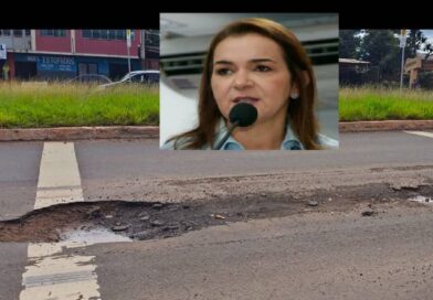 Buraco surgiu em recapeamento da Duque de Caixa em trecho da prefeitura, diz Agesul Buraco surgiu em recapeamento da Duque de Caixa em trecho da prefeitura, diz Agesul