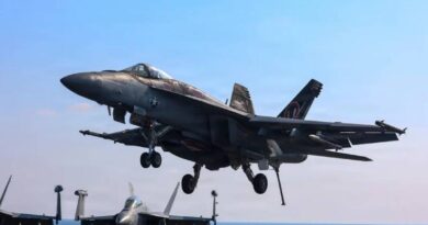 Caça F-18 dos EUA bombardeia navio do Irã que tentou furar bloqueio