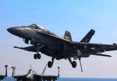 Caça F-18 dos EUA bombardeia navio do Irã que tentou furar bloqueio