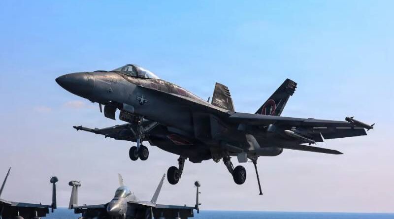Caça F-18 dos EUA bombardeia navio do Irã que tentou furar bloqueio