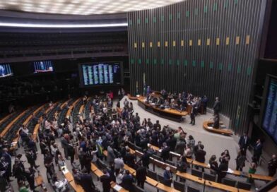 Congresso derruba veto de Lula para liberar doações antes das eleições Congresso derruba veto de Lula para liberar doações antes das eleições