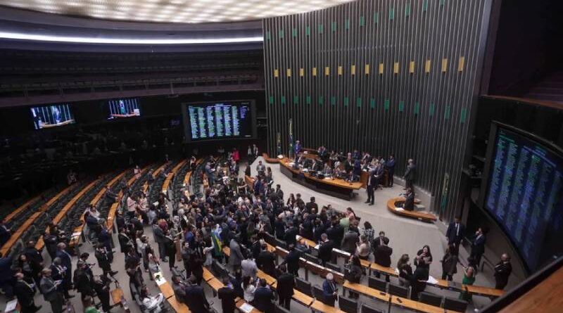 Congresso derruba veto de Lula para liberar doações antes das eleições Congresso derruba veto de Lula para liberar doações antes das eleições