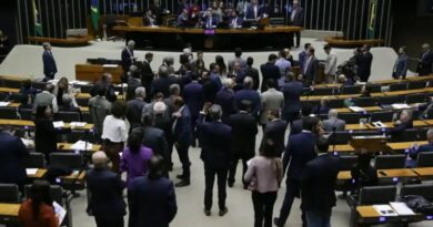 Que trabalheira, deputado! Você precisa de 143 funcionários! Que trabalheira, deputado! Você precisa de 143 funcionários!