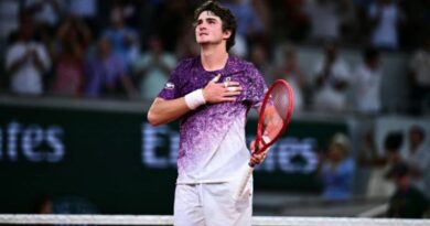 História em Roland Garros: João Fonseca vence Djokovic e avança em Paris