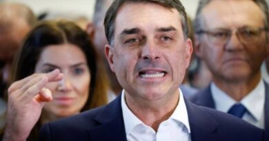 Aliados de Flávio Bolsonaro classificam fala de Valdemar sobre Vorcaro como ‘desastre’ Aliados de Flávio Bolsonaro classificam fala de Valdemar sobre Vorcaro como ‘desastre’