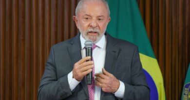 Lula assina MP e revoga ‘taxa das blusinhas’ Lula assina MP e revoga ‘taxa das blusinhas’