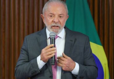 Lula assina MP e revoga ‘taxa das blusinhas’ Lula assina MP e revoga ‘taxa das blusinhas’