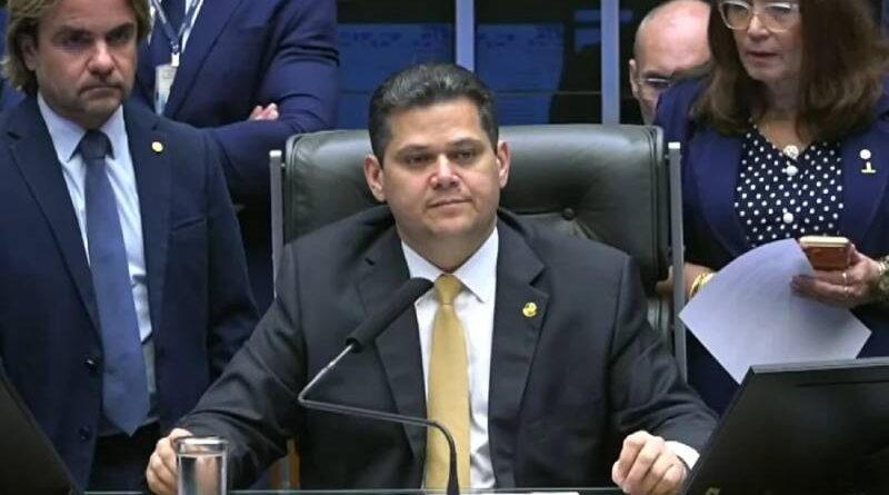Alcolumbre promulga Lei da Dosimetria, que pode beneficiar Bolsonaro