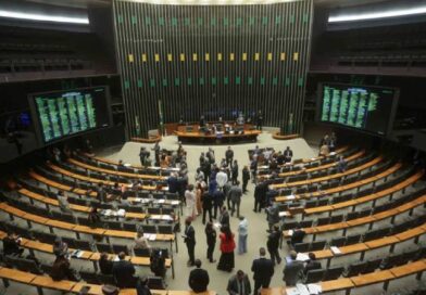 Câmara aprova MP que aumenta piso dos professores da educação básica