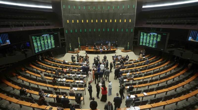 Câmara aprova MP que aumenta piso dos professores da educação básica