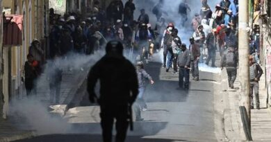 Bancos na Bolívia suspendem operações em meio a protestos Bancos na Bolívia suspendem operações em meio a protestos