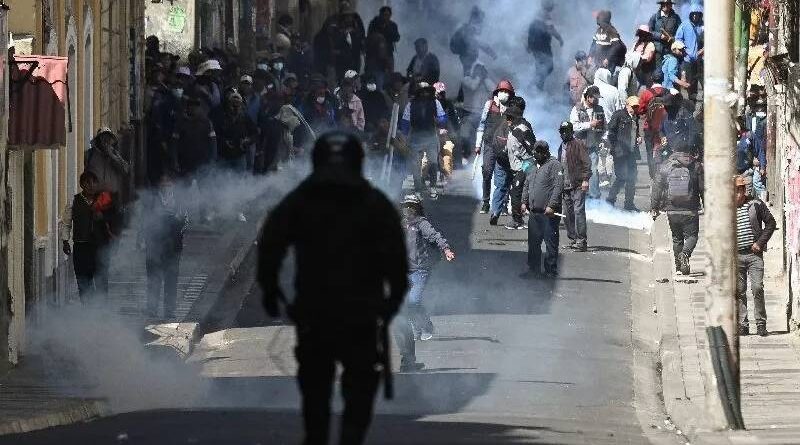 Bancos na Bolívia suspendem operações em meio a protestos Bancos na Bolívia suspendem operações em meio a protestos
