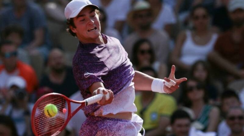 João Fonseca vence francês Luka Pavlovic na estreia de Roland Garros João Fonseca vence francês Luka Pavlovic na estreia de Roland Garros
