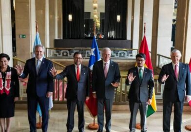 Em Santiago , Argentina, Chile, Peru, Equador e Bolívia assinaram um acordo para combater o crime organizado transnacional. Em Santiago , Argentina, Chile, Peru, Equador e Bolívia assinaram um acordo para combater o crime organizado transnacional.