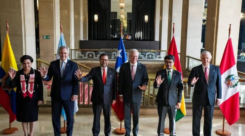 Em Santiago , Argentina, Chile, Peru, Equador e Bolívia assinaram um acordo para combater o crime organizado transnacional. Em Santiago , Argentina, Chile, Peru, Equador e Bolívia assinaram um acordo para combater o crime organizado transnacional.