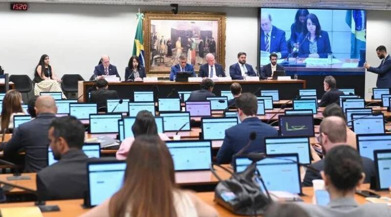 Após pedido de vista, CCJ da Câmara retoma debate sobre maioridade penal Após pedido de vista, CCJ da Câmara retoma debate sobre maioridade penal