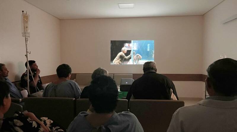 Hospital Cassems de Dourados lança projeto “Cuidado em Cena” e usa o cinema no acolhimento de pacientes oncológicos Hospital Cassems de Dourados lança projeto “Cuidado em Cena” e usa o cinema no acolhimento de pacientes oncológicos