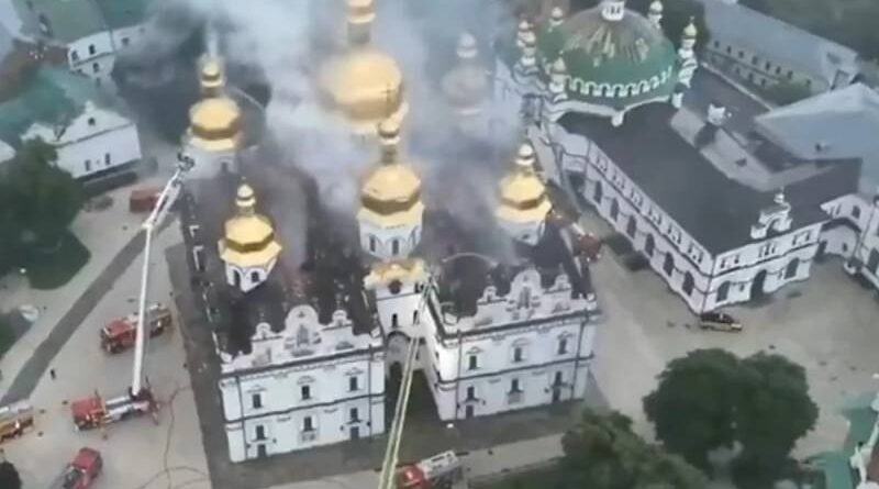 Ataque maciço russo deixa catedral histórica de Kiev em chamas