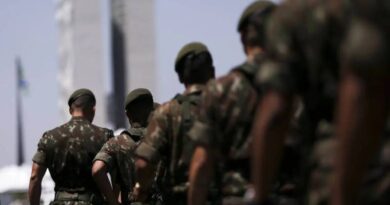 Governo corta verba e Exército suspende ação na fronteira contra crime Governo corta verba e Exército suspende ação na fronteira contra crime