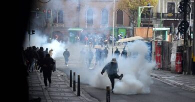 Em meio à crise e protestos, Bolívia aprova lei de estados de exceção Em meio à crise e protestos, Bolívia aprova lei de estados de exceção