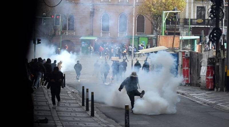 Em meio à crise e protestos, Bolívia aprova lei de estados de exceção Em meio à crise e protestos, Bolívia aprova lei de estados de exceção