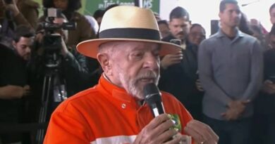 Lula critica privatizações ao visitar fábrica da Petrobras em MS