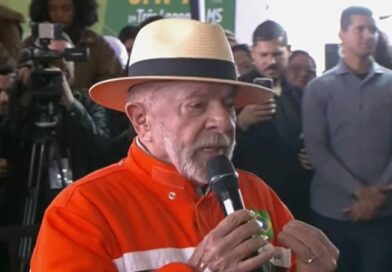 Lula critica privatizações ao visitar fábrica da Petrobras em MS